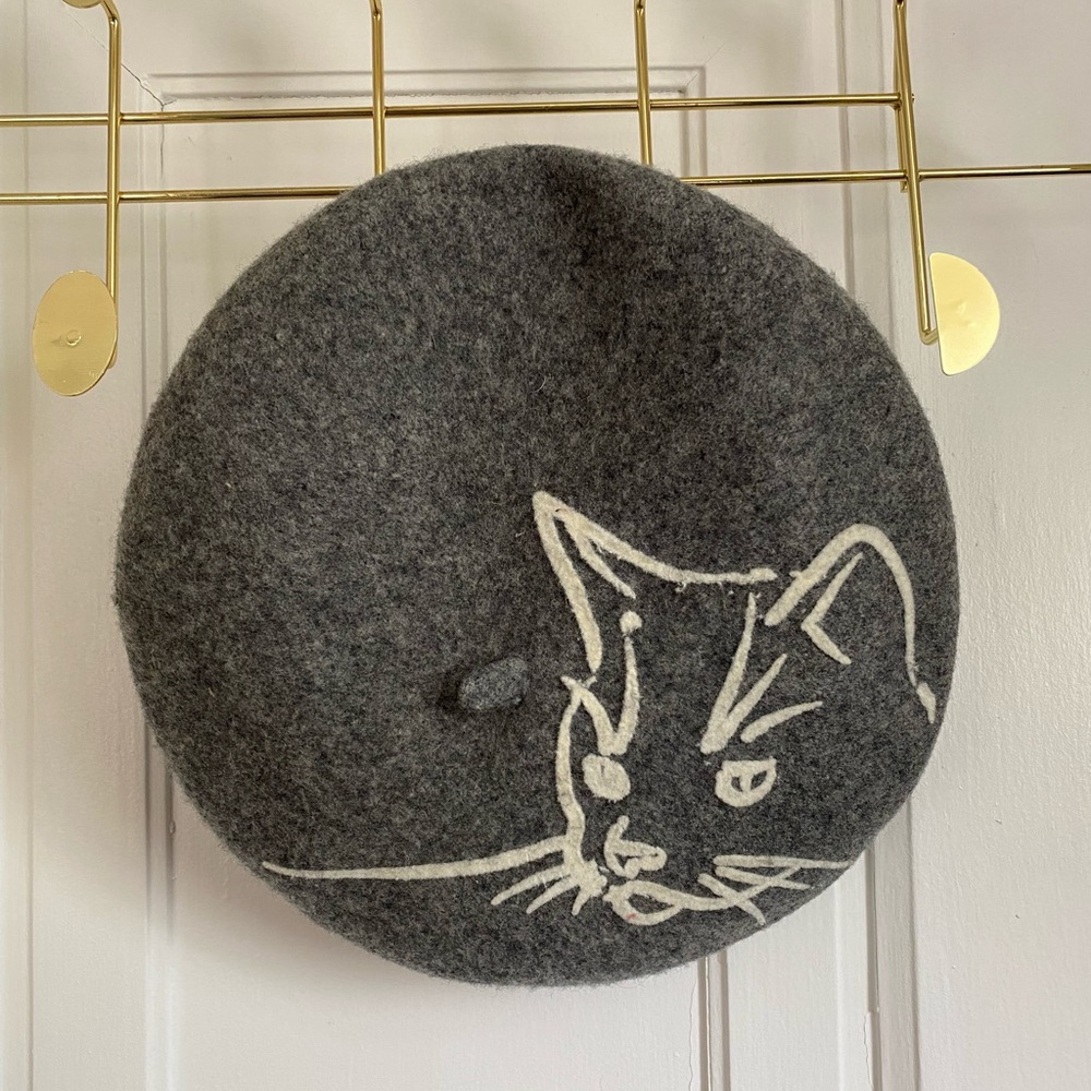 Grey Wool Beret Hat with Cat Illustration